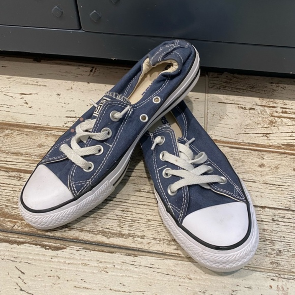 Navy blue "no tie" CONVERSE unisex but listed under women's/comfy, cute & cool😎